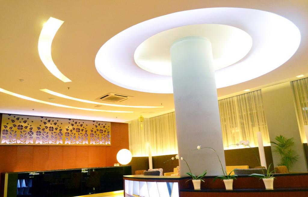 Kyriad Hotel Airport Jakarta Tangerang Exterior foto