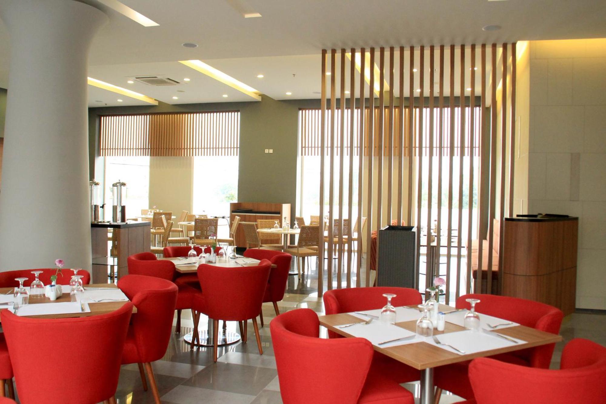 Kyriad Hotel Airport Jakarta Tangerang Exterior foto