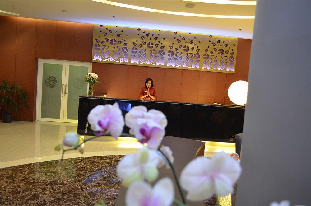 Kyriad Hotel Airport Jakarta Tangerang Exterior foto