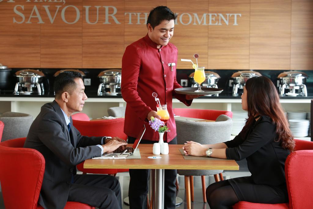 Kyriad Hotel Airport Jakarta Tangerang Exterior foto