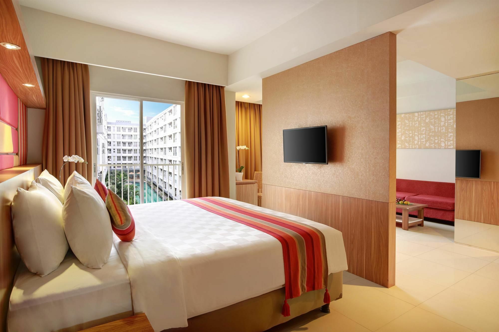 Kyriad Hotel Airport Jakarta Tangerang Exterior foto