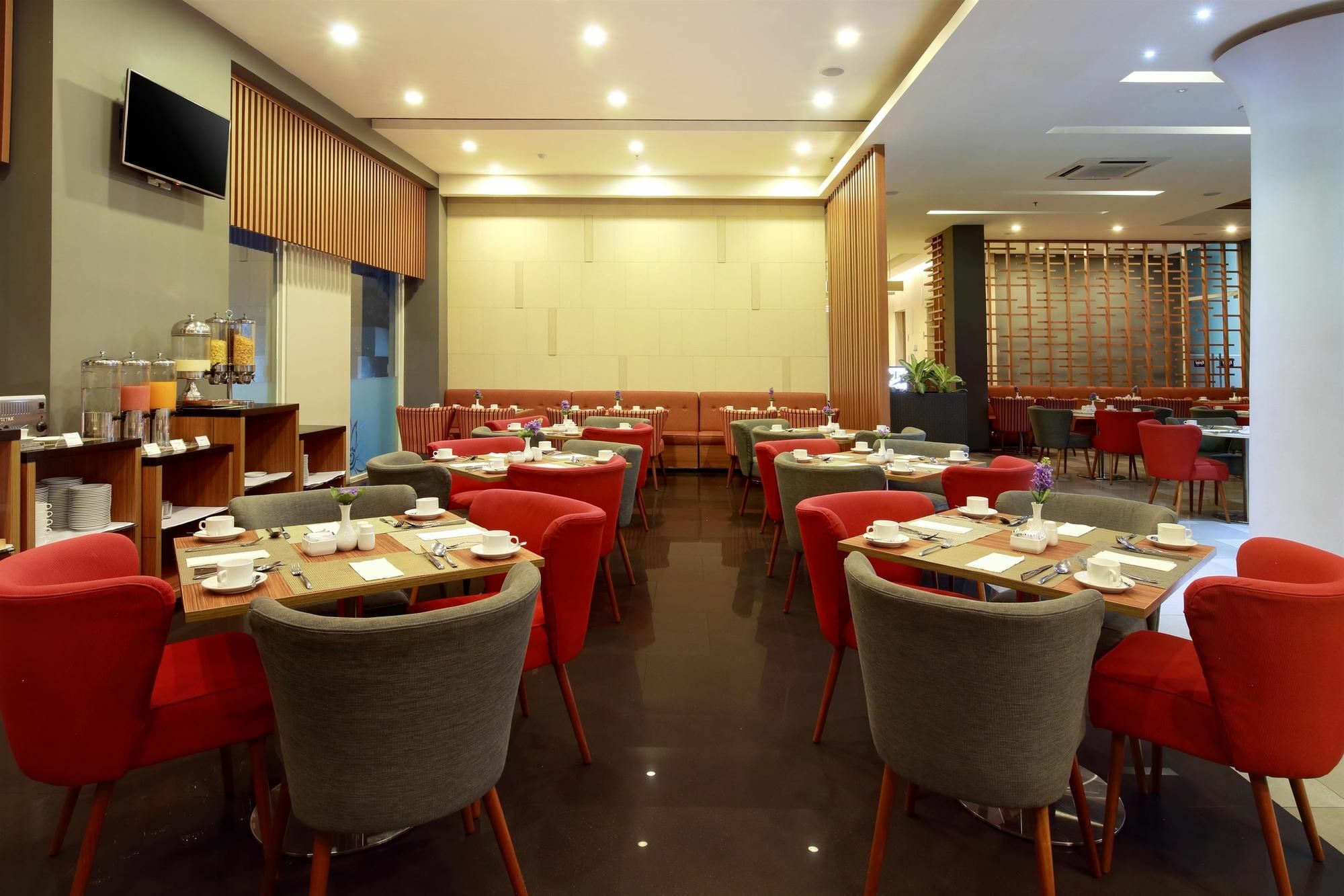 Kyriad Hotel Airport Jakarta Tangerang Exterior foto