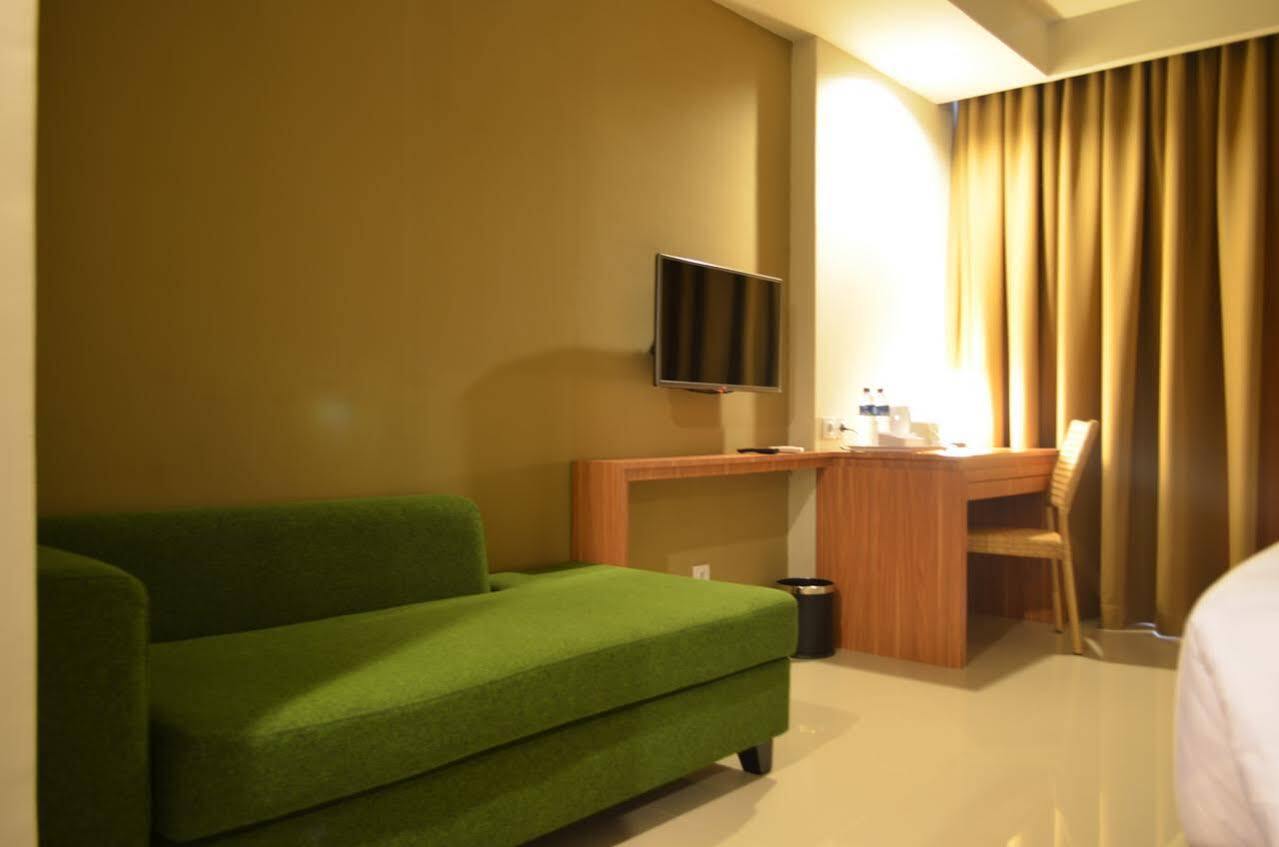 Kyriad Hotel Airport Jakarta Tangerang Exterior foto